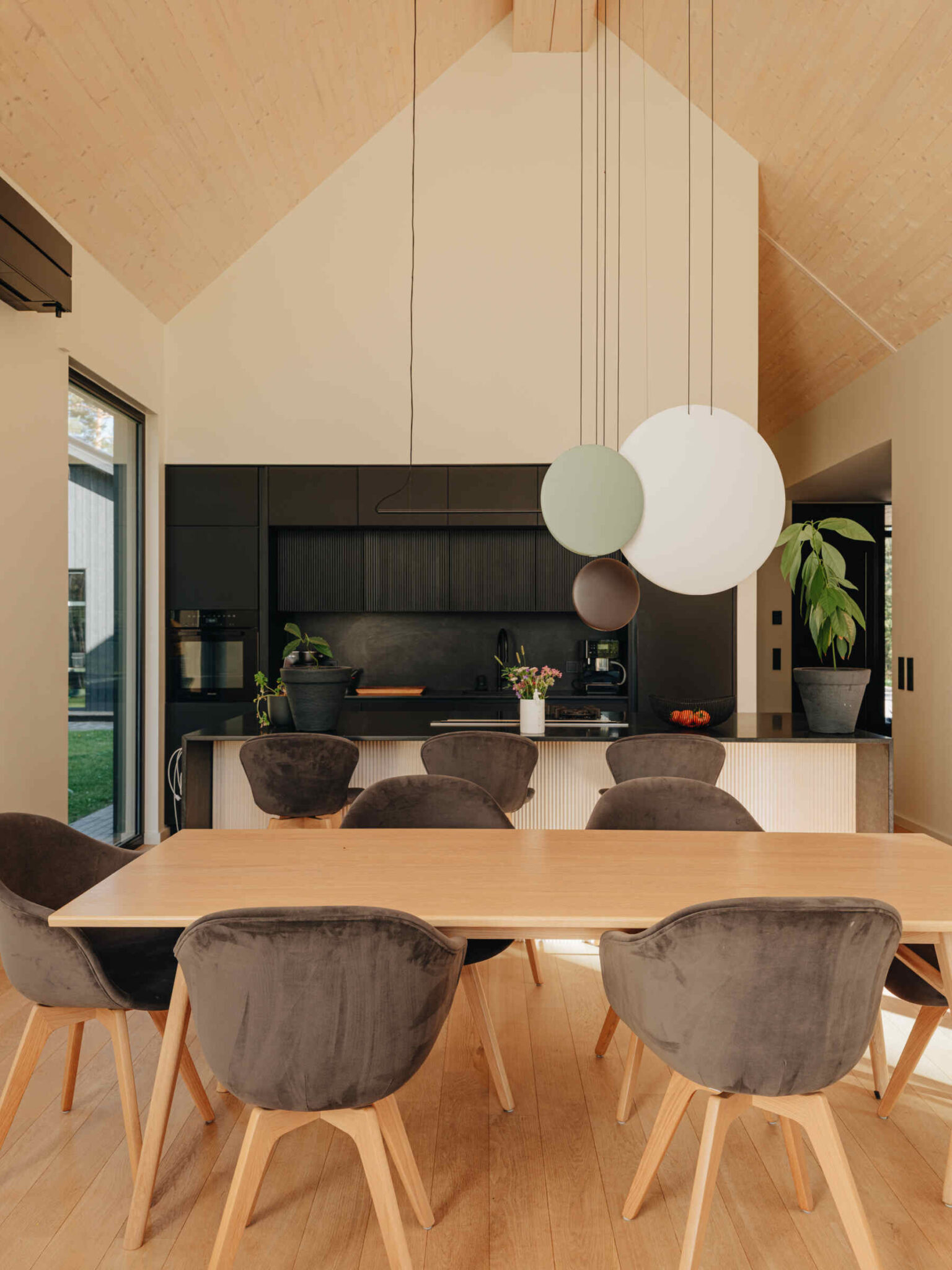 Underfloor heating in a new house: 8 things that decide whether it works well 1 Exposed CLT ceiling and open plan living – underfloor heating frees the walls and gives even warmth