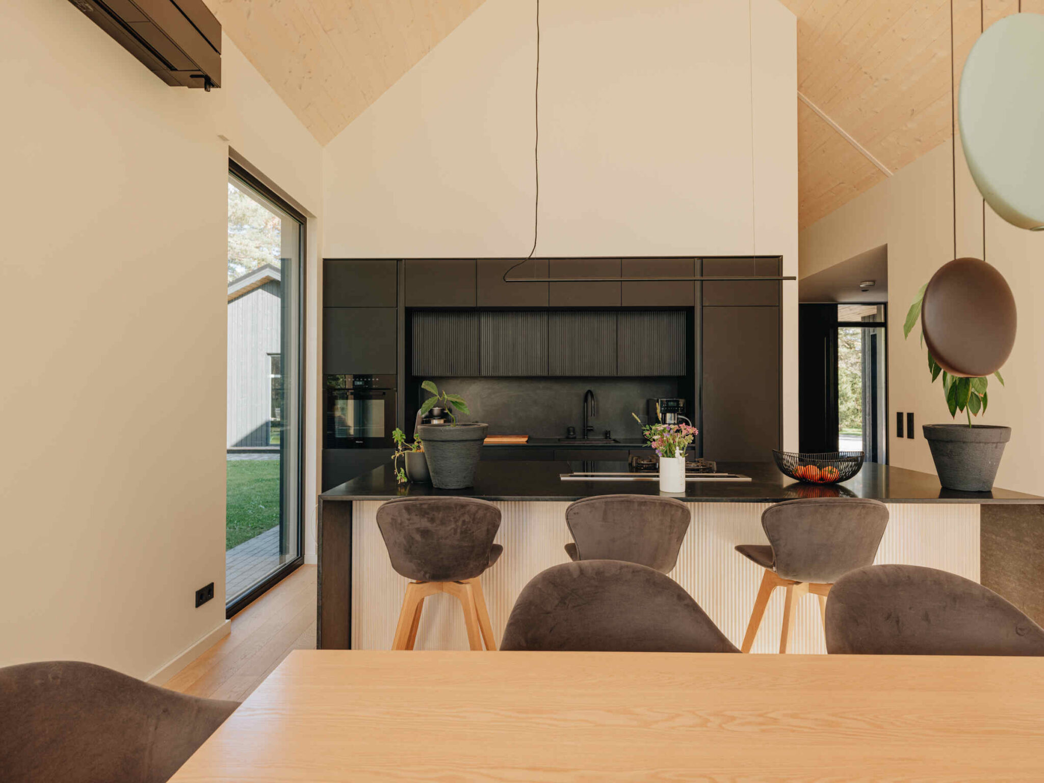 Interior architect for a new house: 6 answers on when to involve one and what it gives 2 Iceland house in Saku – interior design supports the architecture